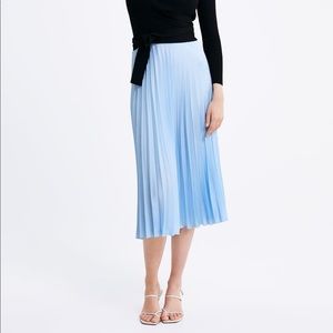 -NWT- Zara pleated midi blue skirt (M)